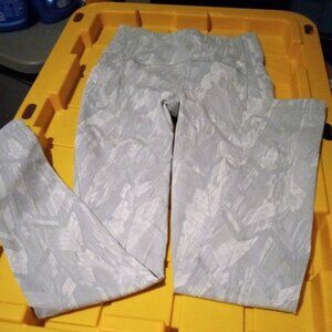 Lululemon grey/white beautiful  Leggings Size 3/4--27 NWOT 29 inseam reflective